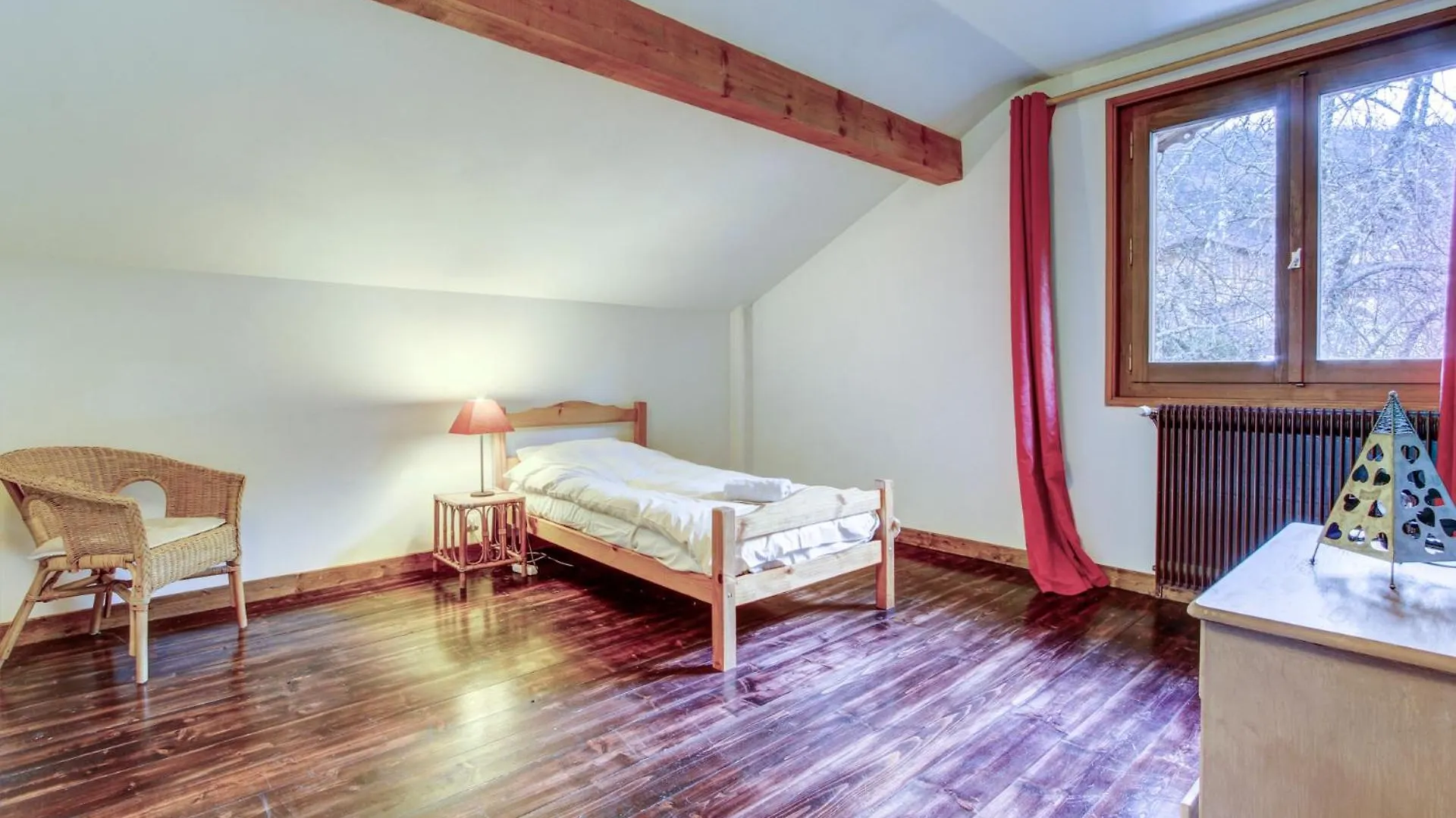 Self Catered Chalet With Indoor Pool Essert-Romand بيت ضيافة