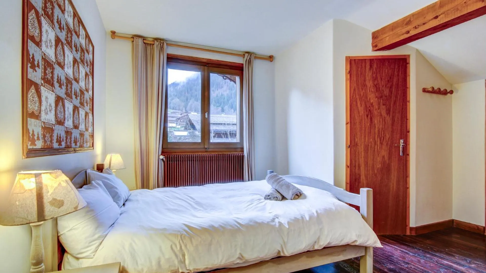 بيت ضيافة Self Catered Chalet With Indoor Pool Essert-Romand فرنسا