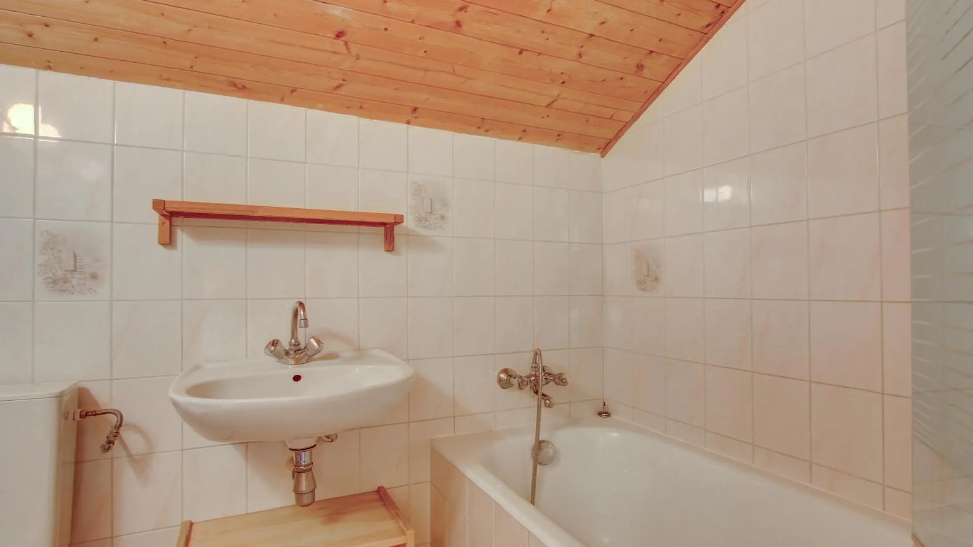 Self Catered Chalet With Indoor Pool Essert-Romand بيت ضيافة