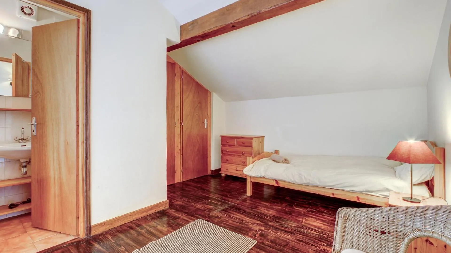 Self Catered Chalet With Indoor Pool Essert-Romand بيت ضيافة