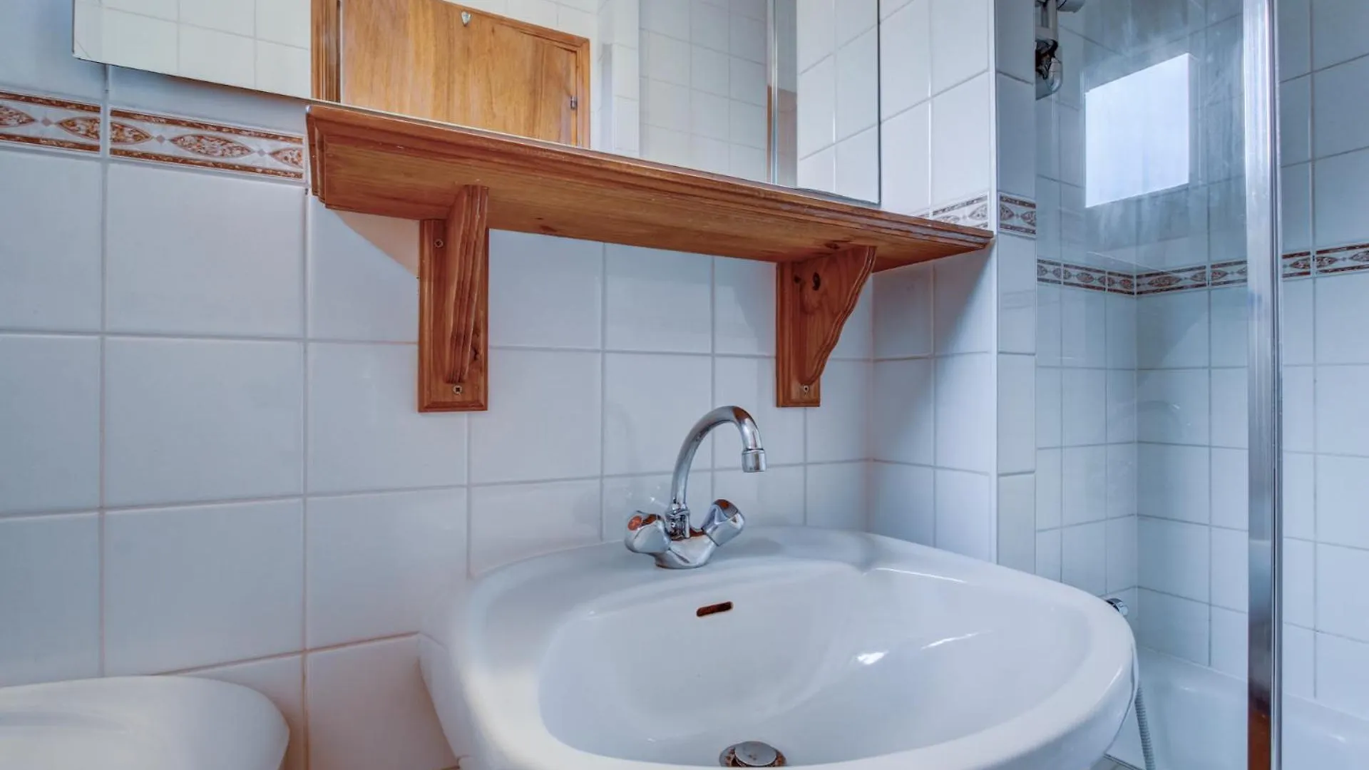 بيت ضيافة Self Catered Chalet With Indoor Pool Essert-Romand فرنسا