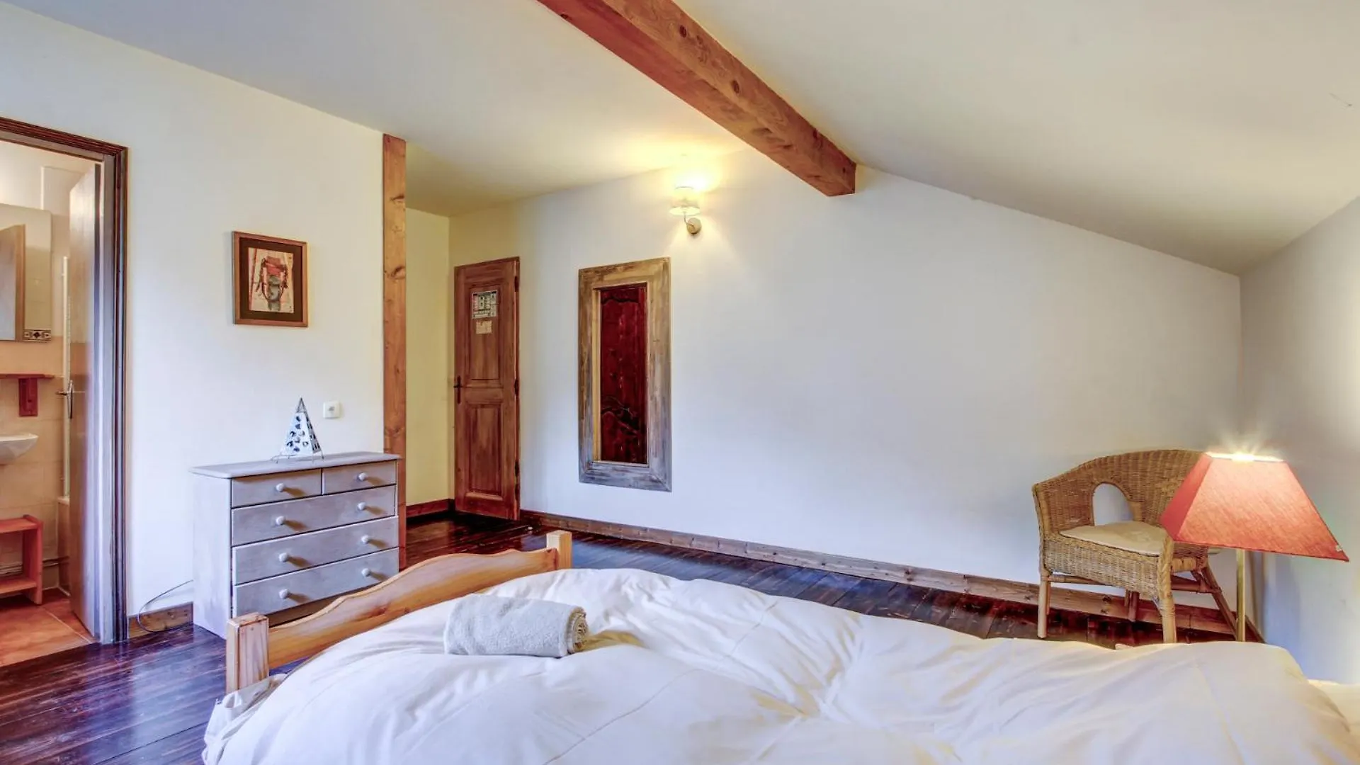 بيت ضيافة Self Catered Chalet With Indoor Pool Essert-Romand فرنسا
