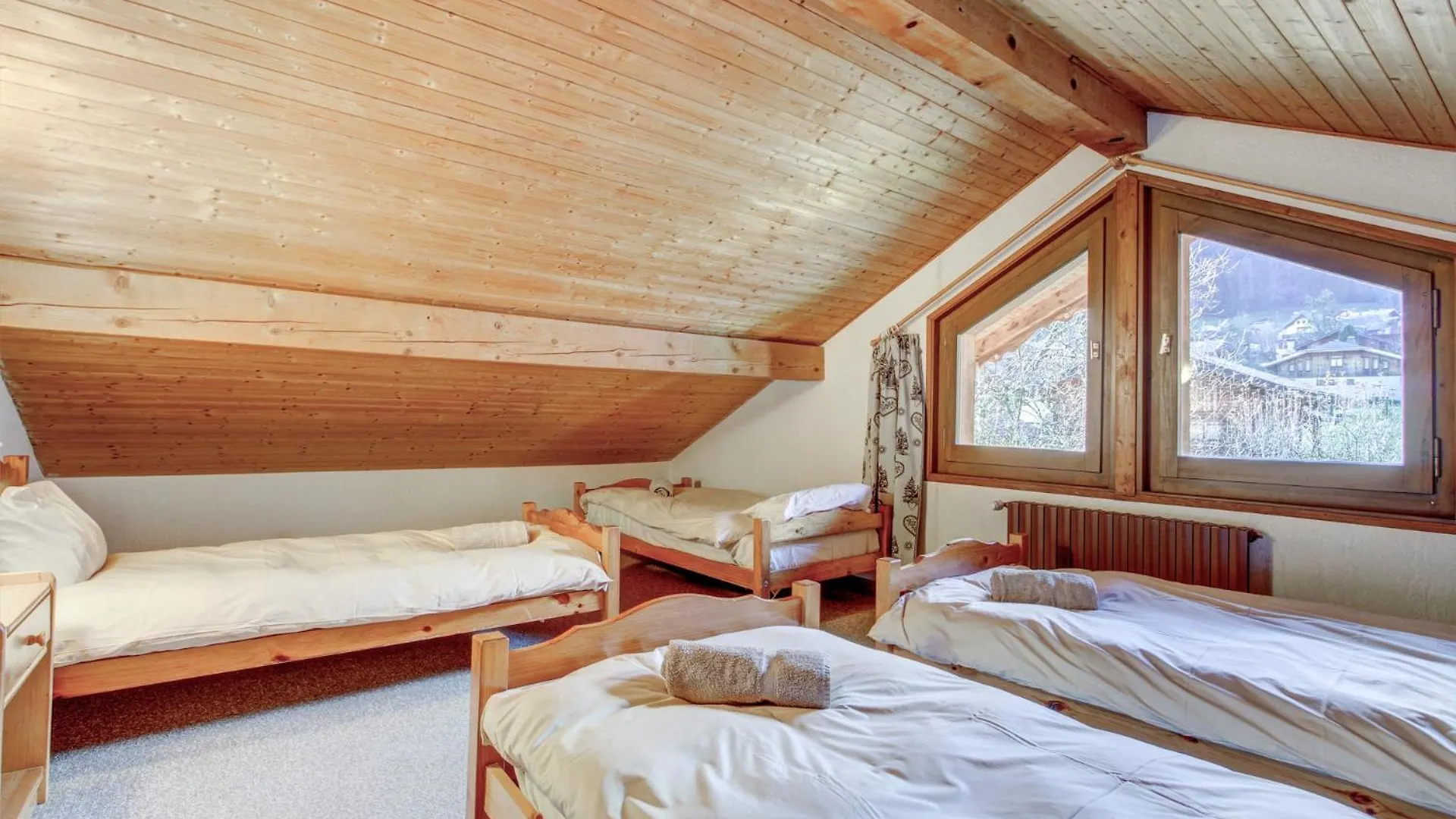Self Catered Chalet With Indoor Pool Essert-Romand فرنسا